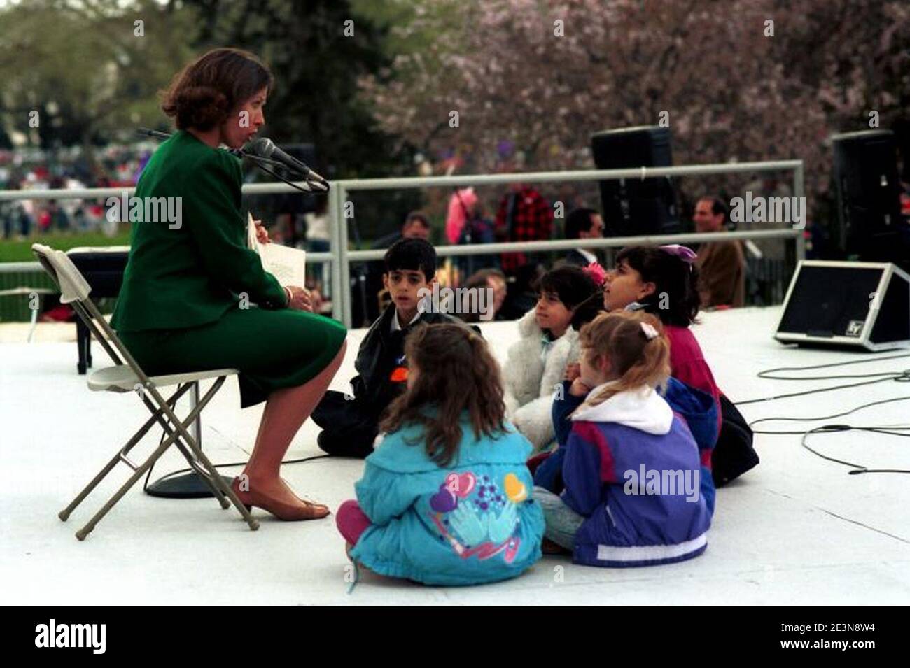 Marilyn Quayle reads to children 1 Stock Photo - Alamy