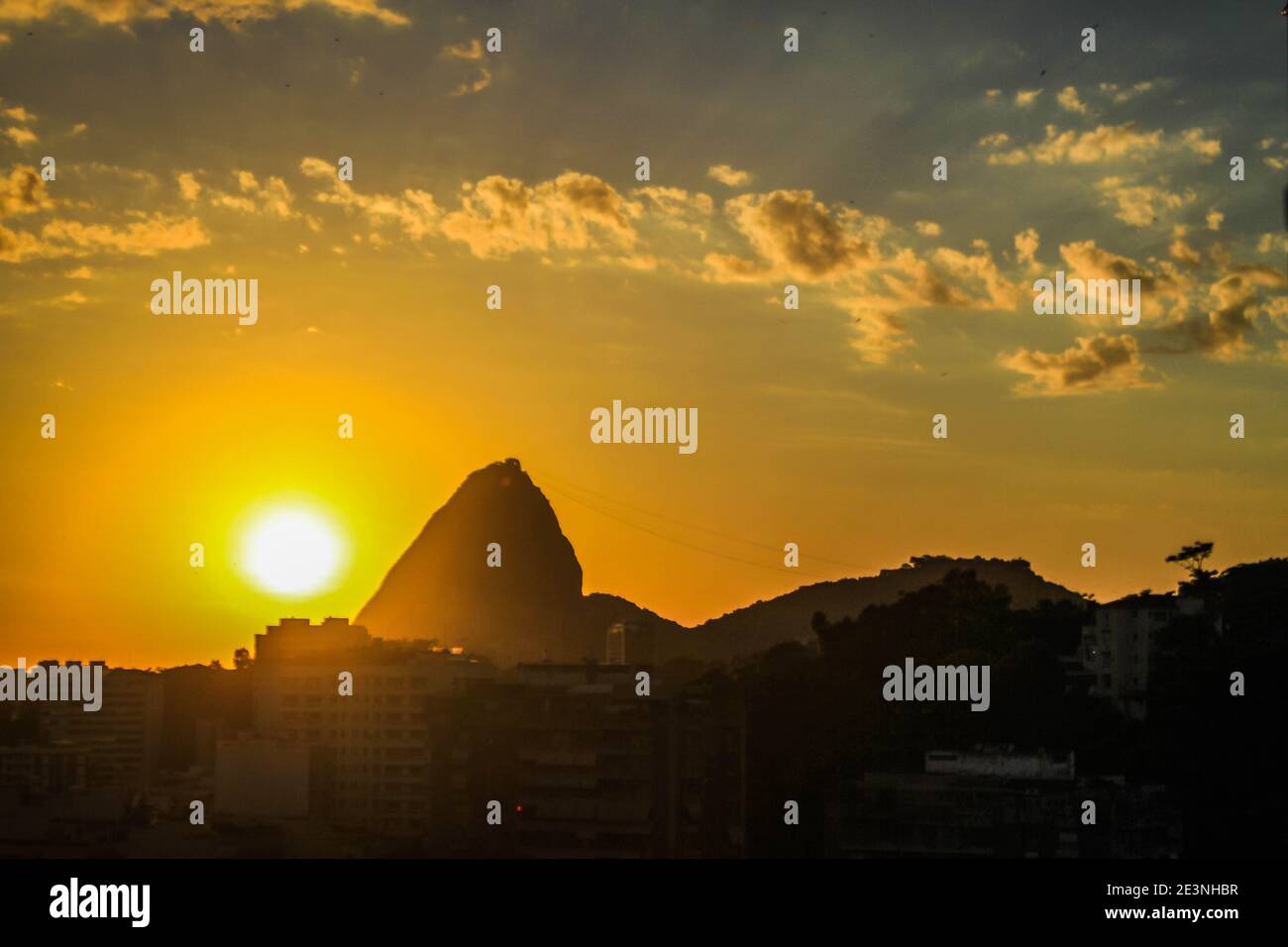January 20, 2021: BRAZIL. RIO DE JANEIRO. January 20, 2021. SUMMER. Sunrise at the Sugarloaf Mountain, in the Urca neighborhood on the south side. (Credit Image: © Ellan Lustosa/ZUMA Wire) Stock Photo