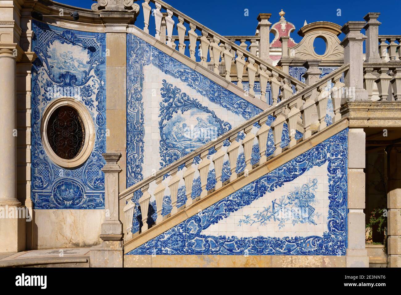 Azulejo Português Nas Escadas Da Catedral Foto de Stock - Imagem de  arquitetura, santo: 18767698