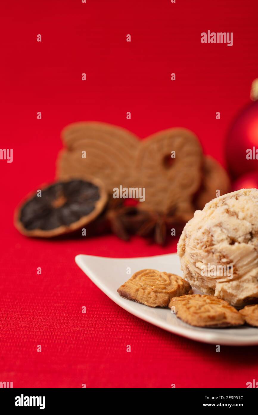 https://c8.alamy.com/comp/2E3P51C/sliced-scoop-of-speculoos-ice-cream-for-christmas-with-decoration-2E3P51C.jpg