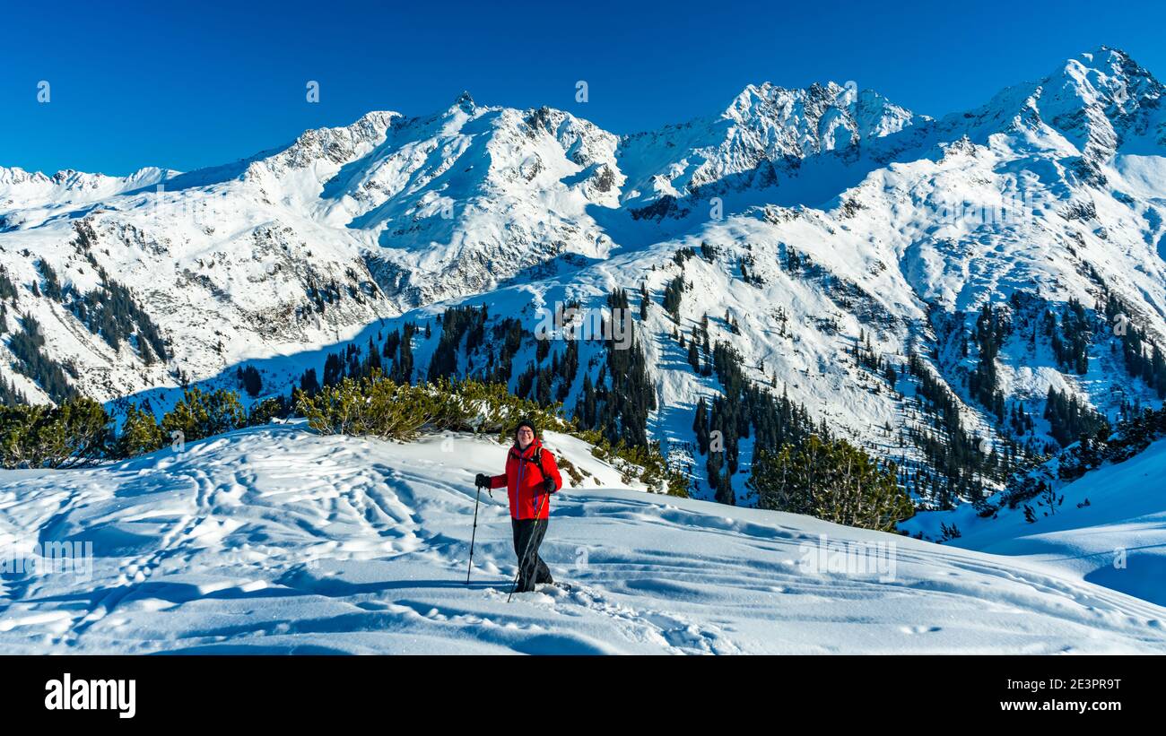 Schneeschuhläufer auf dem Sonnenkopf, mit Aussicht auf die Berge des Montafon. snowshoe hiker on the mountain of silver valley. beautiful landscape Stock Photo