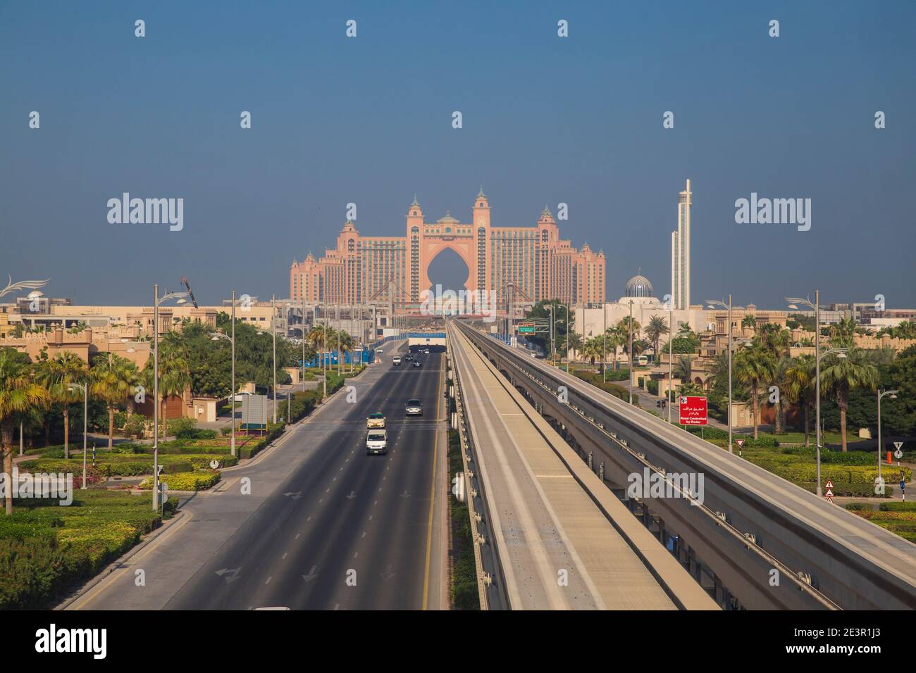 Palm jumeirah dubai metro hi-res stock photography and images - Alamy