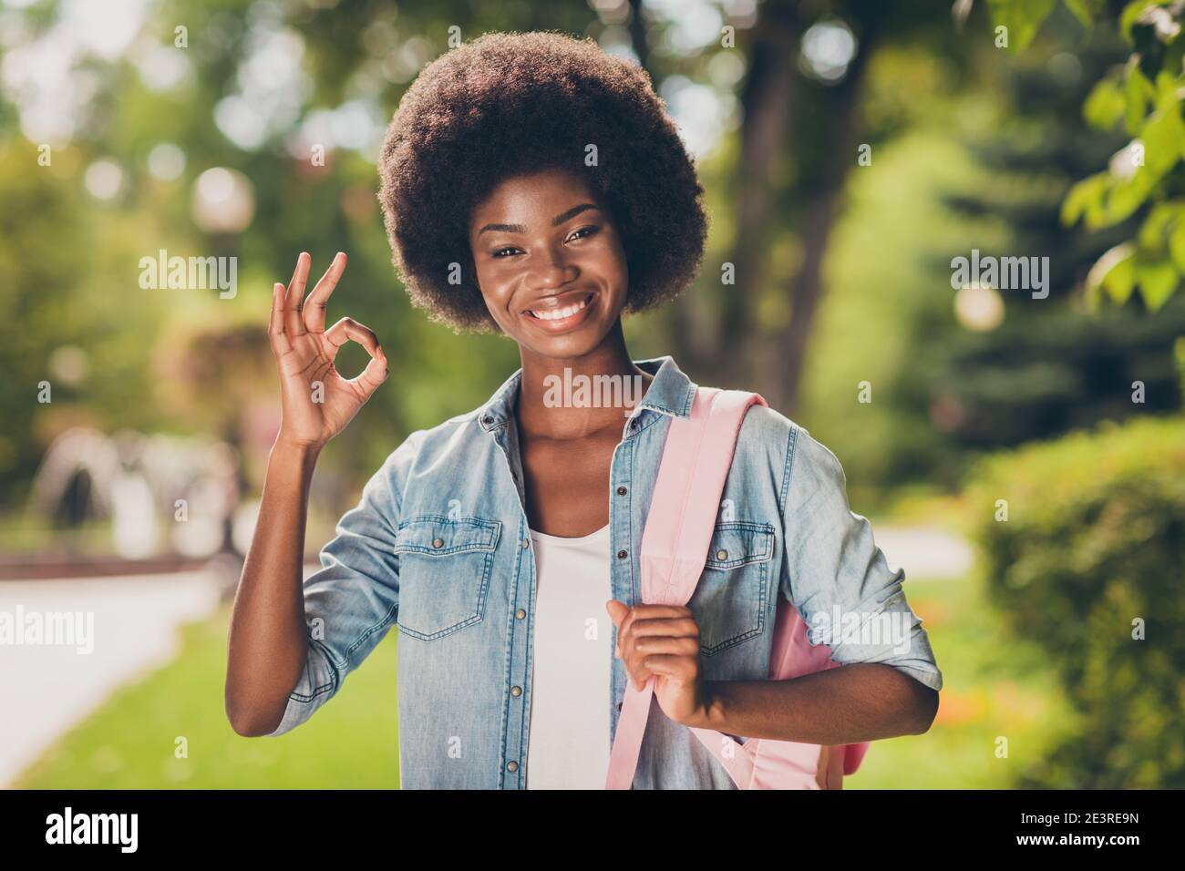 Photo portrait of black skinned girl smiling demonstrating ok gesture ...