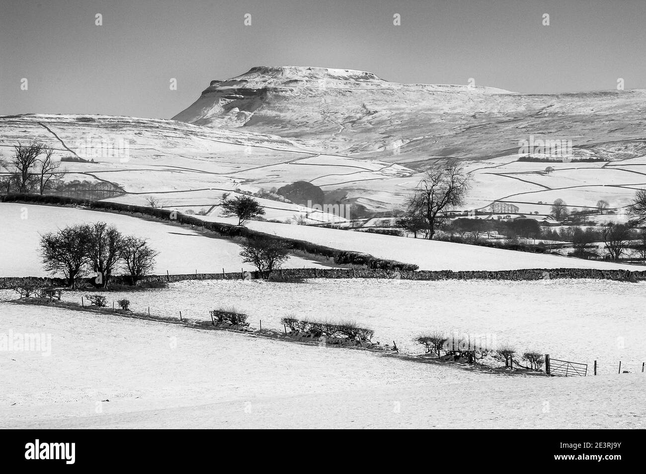 England. Fabulous winter scenery in monochrome of Ingleborough one of the famous Yorkshire Dales Three Peaks Stock Photo