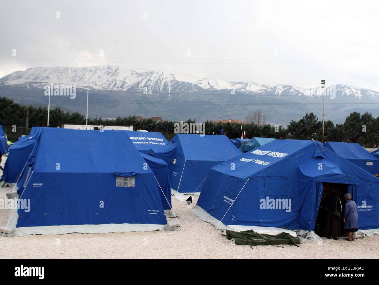 L'Aquila, Italia - 6 aprile 2009: La tendopoli allestita per gli sfollati dopo il terremoto Stock Photo