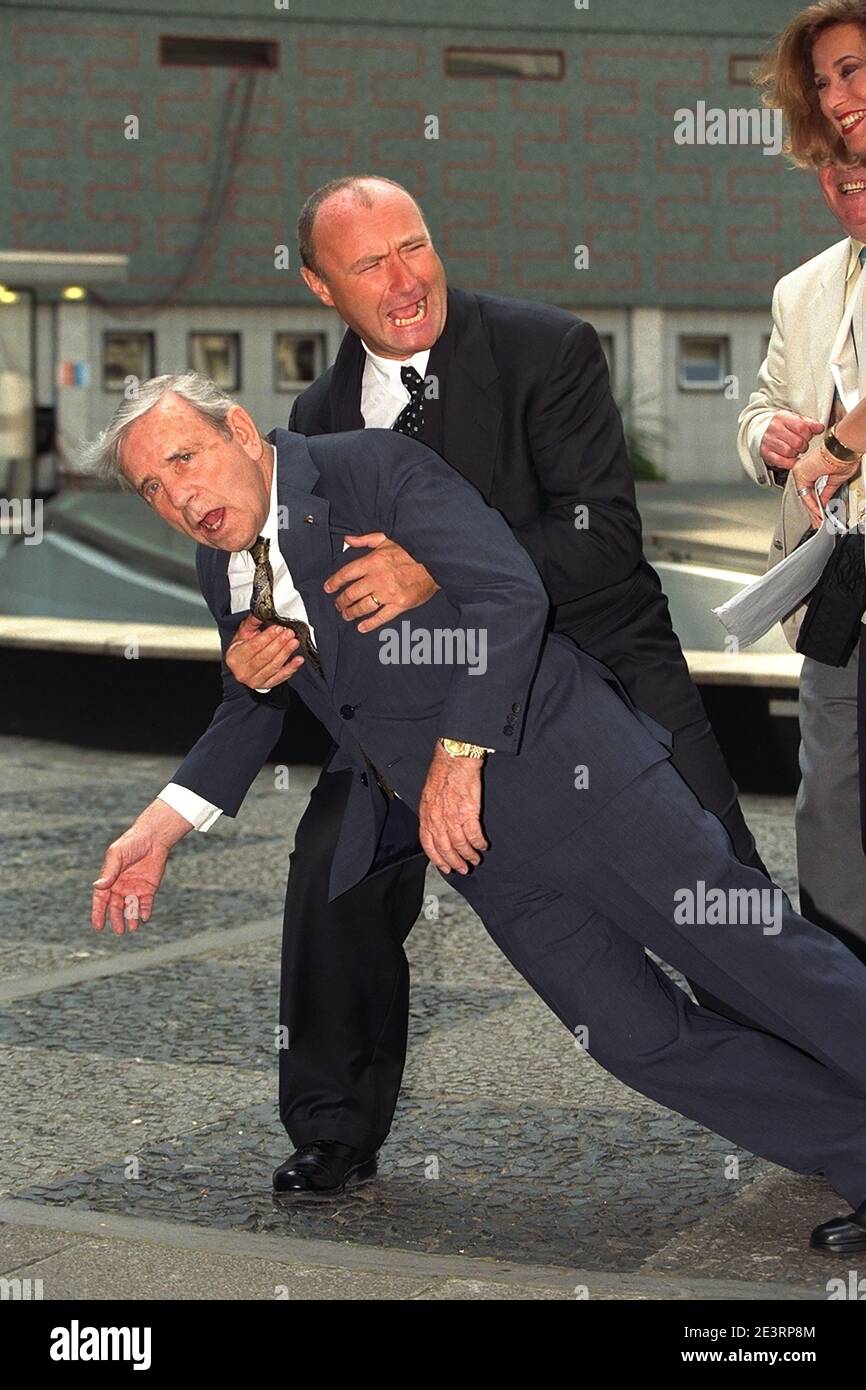 pic by jeff gilbert.PICTURE SHOWS PHIL COLLINS and  NORMAN WISDOM OBE AT THE BBC COMEDY GREATS PHOTOCALL , BBC TELEVISION CENTRE. Stock Photo
