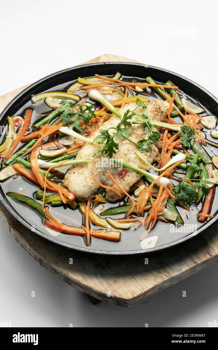 https://c8.alamy.com/comp/2E3RW87/chinese-cantonese-style-steamed-spicy-fish-fillet-with-vegetables-on-hot-plate-2E3RW87.jpg
