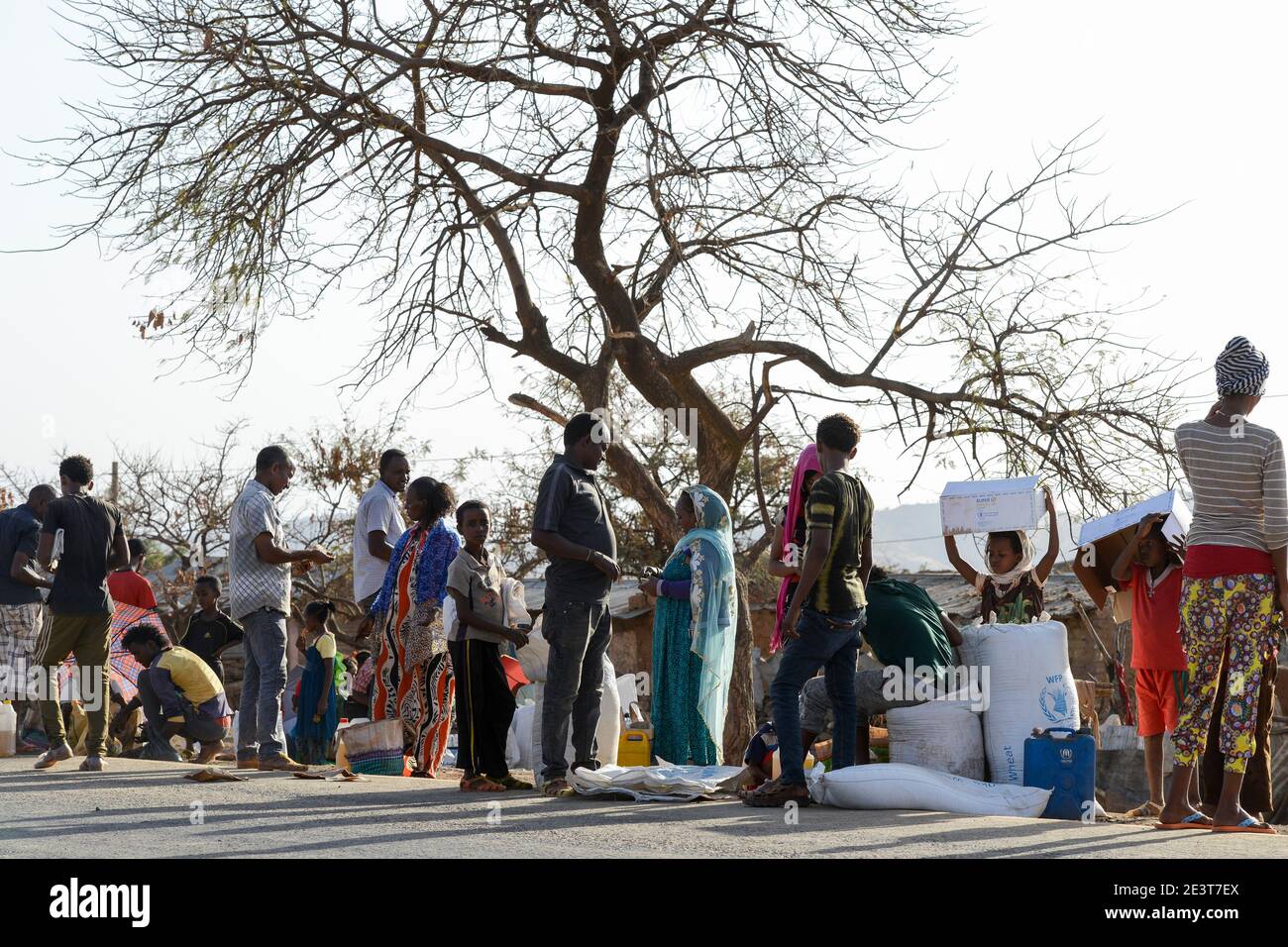 ETHIOPIA, Tigray, Shire, eritrean refugee camp May-Ayni managed by ARRA and UNHCR, food supplies by WFP / AETHIOPIEN, Tigray, Shire, Fluechtlingslager May-Ayni fuer eritreische Fluechtlinge, Menschen mit Nahrungsmittel Rationen des WFP an der Strasse, die Rationen werden teilweise auf dem Schwarzmarkt verkauft Stock Photo