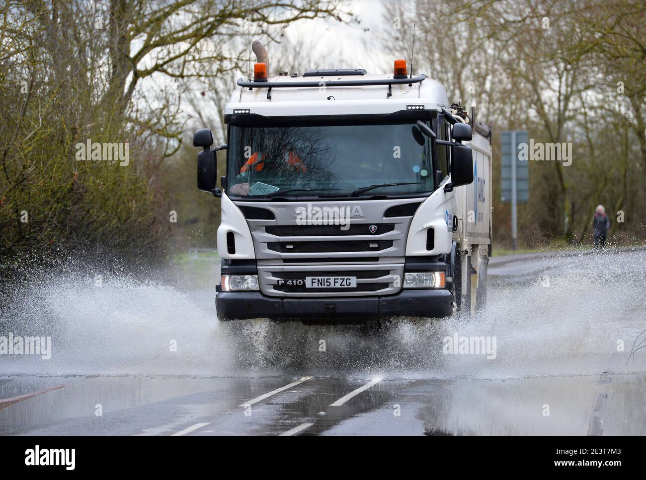 Leicester, Leicestershire, UK 19th Jan 2021. UK. Weather. Flooding. Cars drive through flood water caused by Storm Christoph on Mountsorrel Lane in Leicestershire. Alex Hannam/Alamy Live News Stock Photo