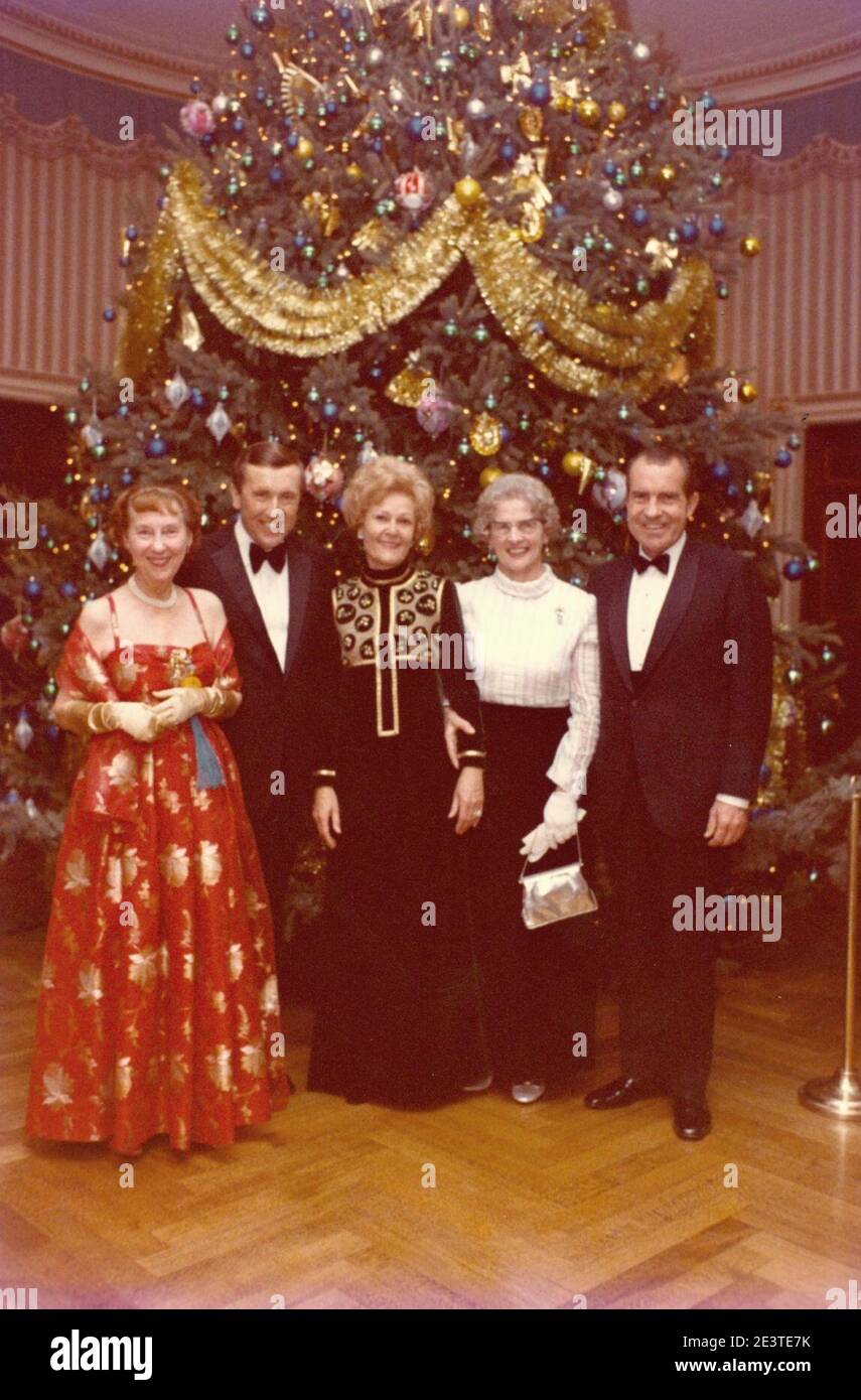 Mamie Eisenhower, David Frost, Pat Nixon, Mona Frost, and President Richard Nixon in Front of a White House Christmas Tree. Stock Photo