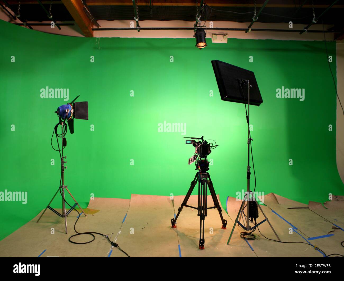 Green Screen Sound Stage Lights Camera Stock Photo Alamy