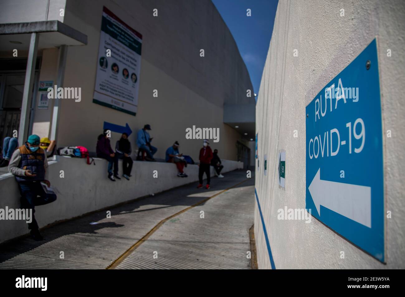 Mexiko Stadt, Mexico. 20th Jan, 2021. 'Covid-19 entrance,' reads the entrance to the Parque de los Venados hospital. Mexico has officially registered more than 141,000 deaths related to covid 19 disease since the start of the coronavirus pandemic - the fourth most in the world. Credit: Jair Cabrera Torres/dpa/Alamy Live News Stock Photo