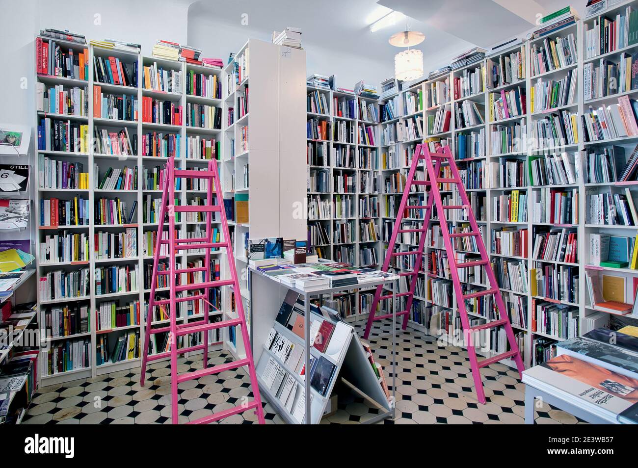 Bookshelf ladders hires stock photography and images Alamy