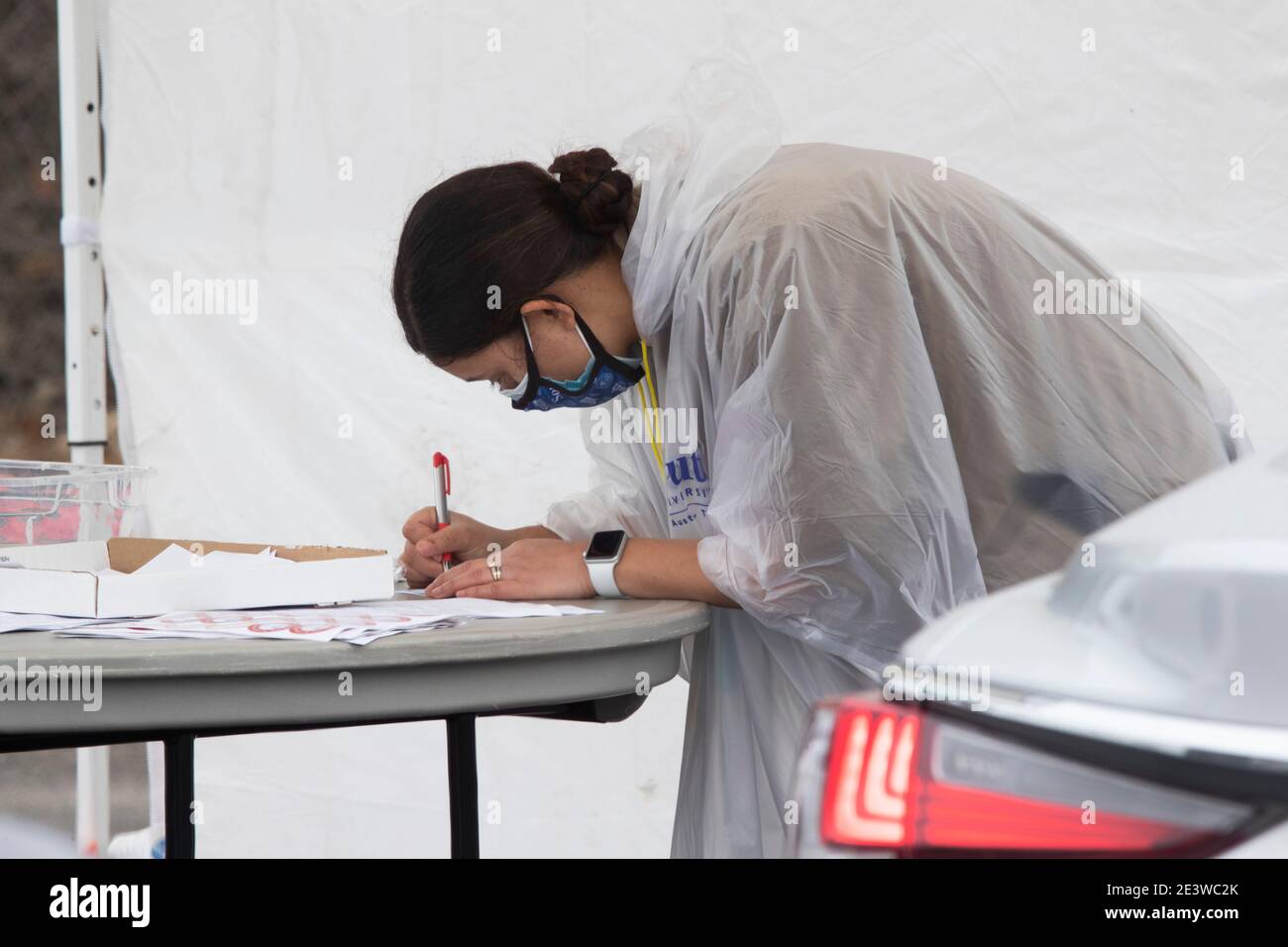 Round Rock, USA. 20th Jan, 2021. Austin, Texas January 20, 2021: A nurse fills out paperwork as Central Texans line up in their cars for drive-through COVID-19 vaccinations after several thousand doses of the Moderna product were delivered. The clinic handled almost 2,000 vaccinations on its first day. Credit: Bob Daemmrich/Alamy Live News Stock Photo