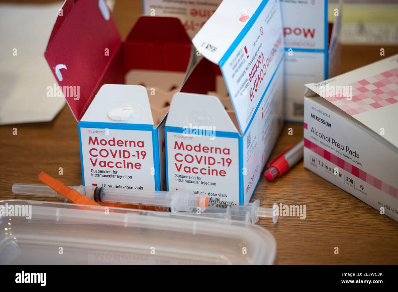 Round Rock, USA. 20th Jan, 2021: Boxes of Moderna COVID-19 vaccine, hypodermic needles and alcohol prep pads sit on table at drive-through COVID-19 vaccination clinic set up in a high school football stadium parking lot. The clinic handled almost 2,000 vaccinations on its first day. Credit: Bob Daemmrich/Alamy Live News Stock Photo