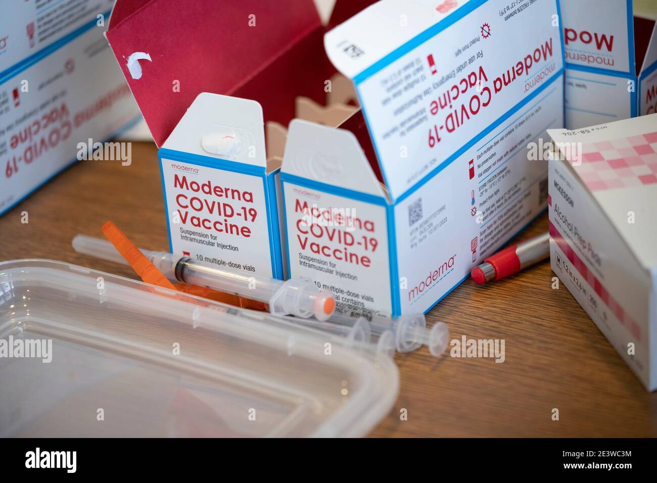 Round Rock, USA. 20th Jan, 2021: Boxes of Moderna COVID-19 vaccine, hypodermic needles and alcohol prep pads sit on table at drive-through COVID-19 vaccination clinic set up in a high school football stadium parking lot. The clinic handled almost 2,000 vaccinations on its first day. Credit: Bob Daemmrich/Alamy Live News Stock Photo