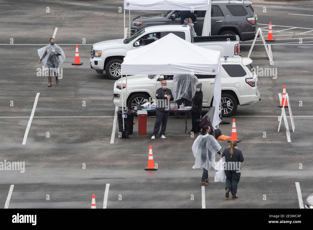 Round Rock, USA. 20th Jan, 2021. Central Texans line up in their cars for drive-through COVID-19 vaccinations after several thousand doses of the Moderna product were delivered. The clinic, set up in a high school football stadium parking lot, handled almost 2,000 vaccinations on its first day. Credit: Bob Daemmrich/Alamy Live News Stock Photo