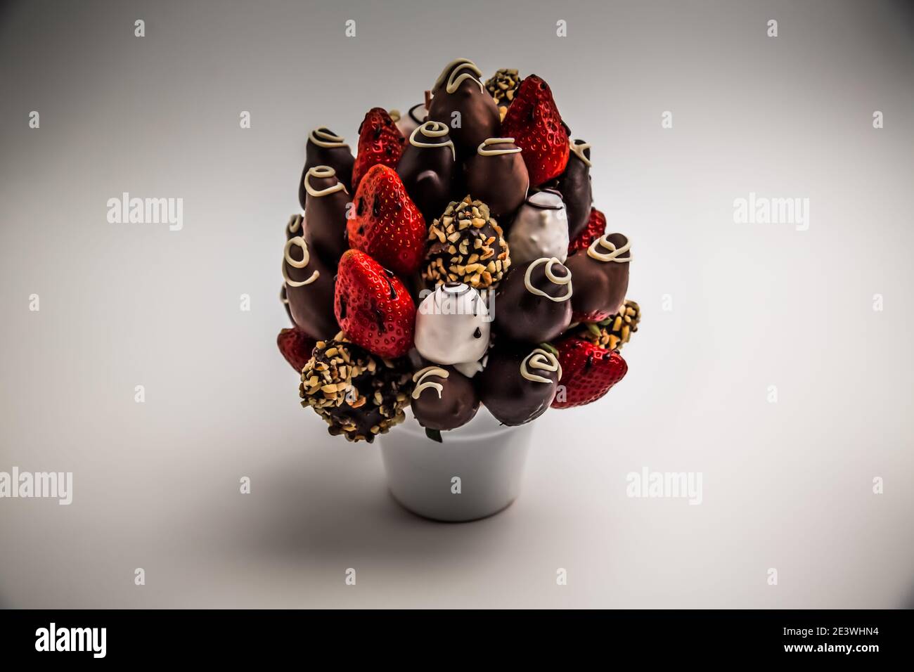 Valentines flowers and chocolate hi-res stock photography and images - Alamy, image size:1300x956
