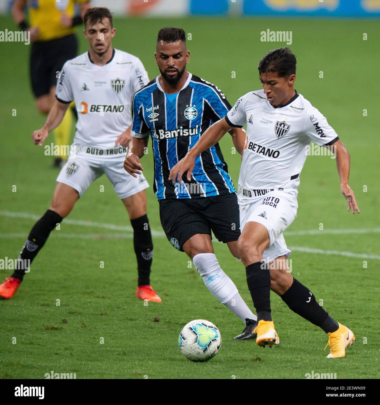 Arena de Gremio, Porto Alegre, Brazil. 20th Jan, 2021. Brazilian Serie A football, Gremio versus Atletico Mineiro; Maicon of Gremio and Alan Franco of Atlético Mineiro Credit: Action Plus Sports/Alamy Live News Stock Photo