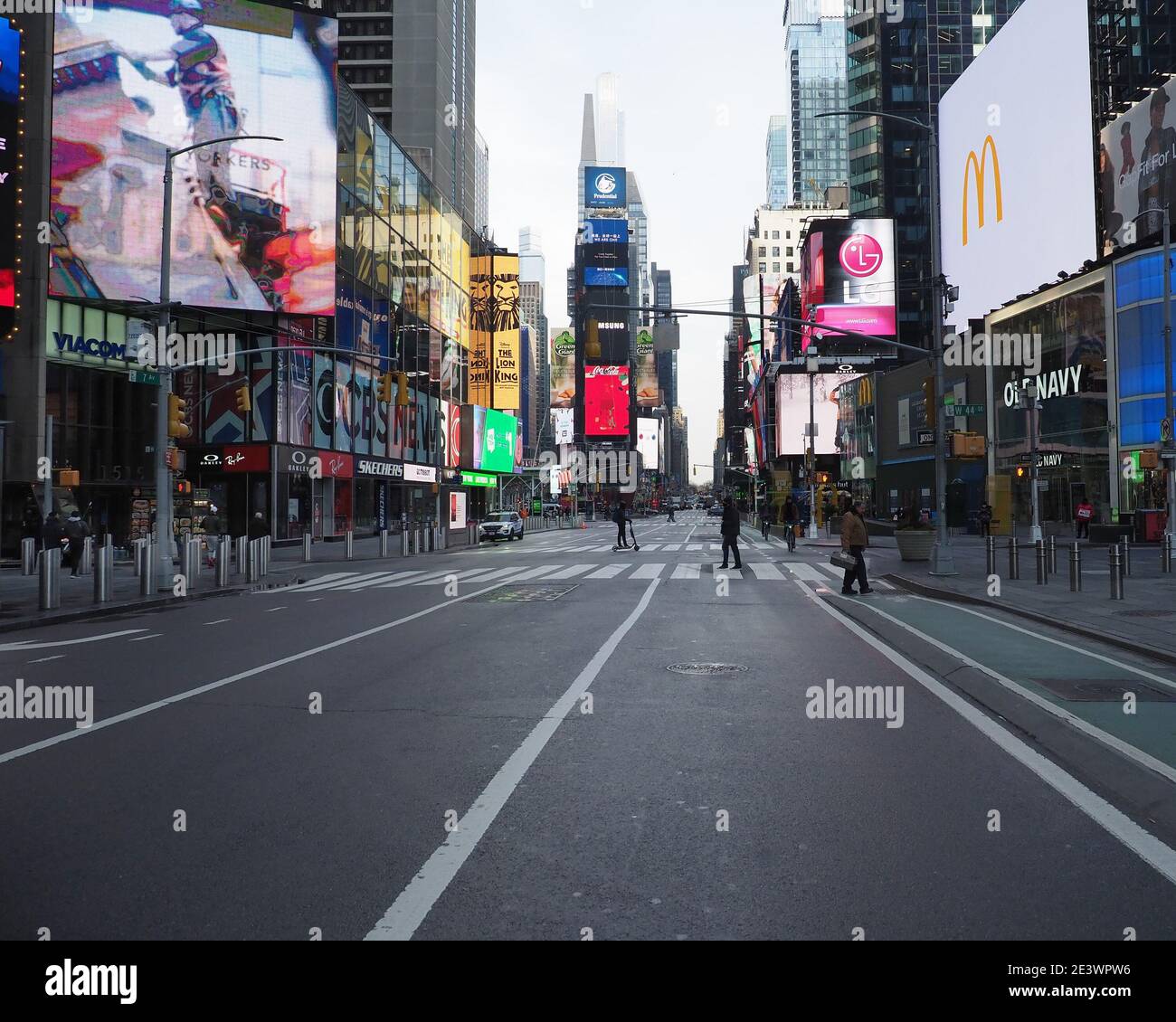 Empty times square hi-res stock photography and images - Page 8 - Alamy