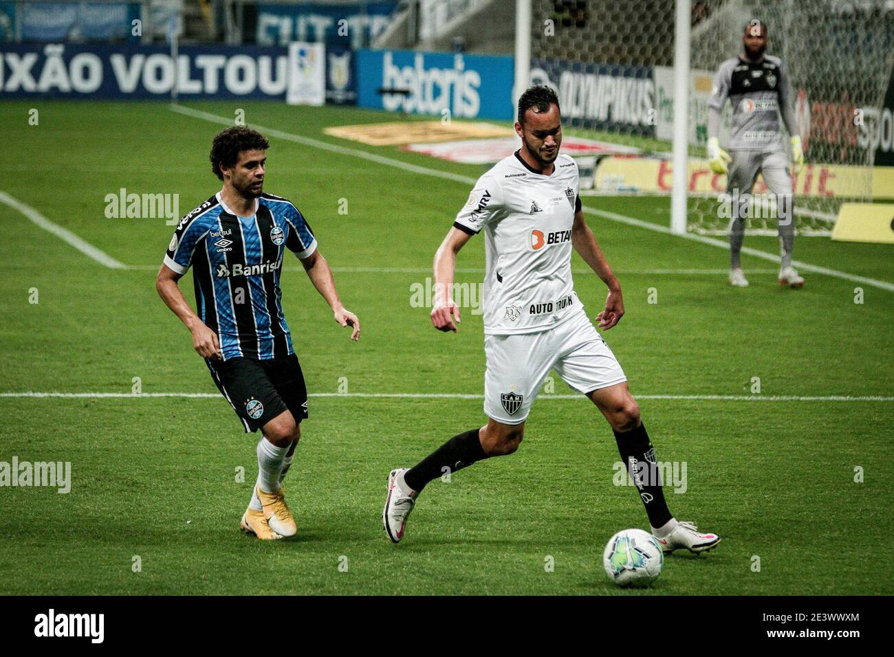 January 20, 2021: Porto Alegre (RS), 20/01/2021 - FUTEBOL/CAMPEONATO  BRASILEIRO/GREMIO/ATLETICO-MG - Rever, do Atletico Mineiro, domina a bola  sob pressao de Victor Ferraz em partida valida pela 31Ã‚Âª rodada do  Campeonato Brasileiro