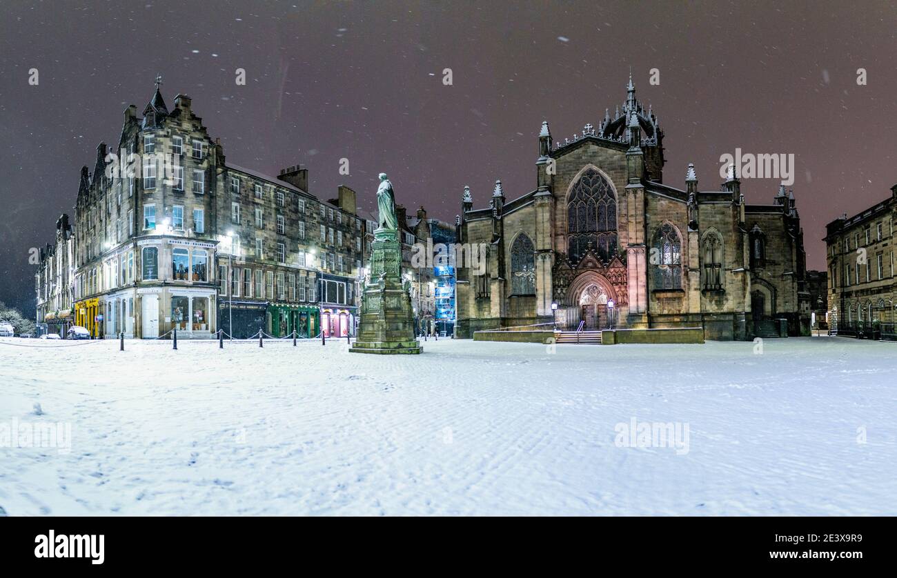 Edinburgh, Scotland, UK. 21 January 2021. Scenes taken between 4am and 5am in Edinburgh city centre after overnight snowfall. Pic; West Parliament Square and St Giles Cathedral blanketed in snow . Iain Masterton/Alamy Live News Stock Photo