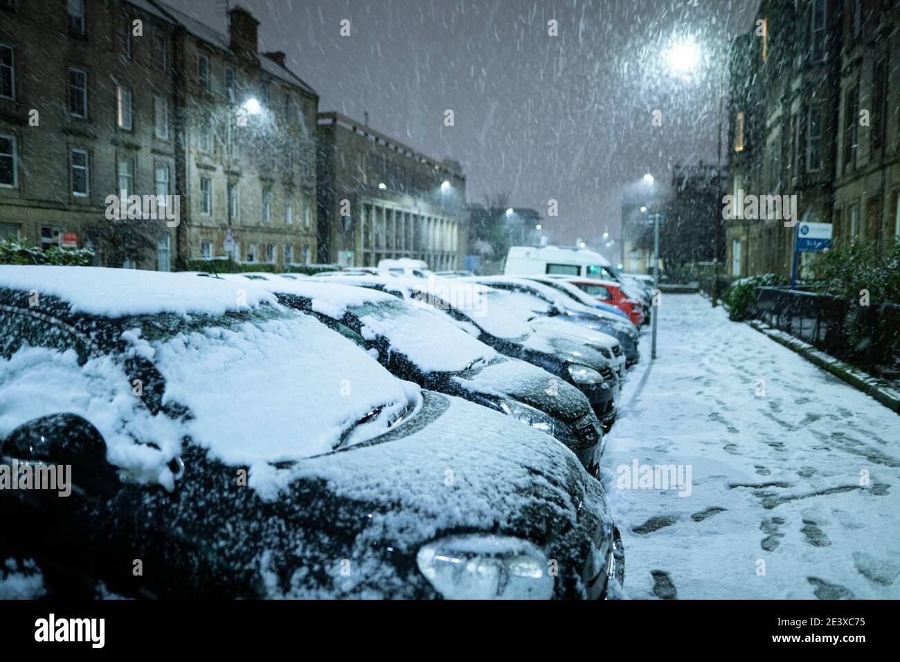 Edinburgh, Scotland, UK. 21 January 2021. Scenes taken between 4am and 5am in Edinburgh city centre after overnight snowfall. Pic; Cars covered in snow in the New Town. Iain Masterton/Alamy Live News Stock Photo