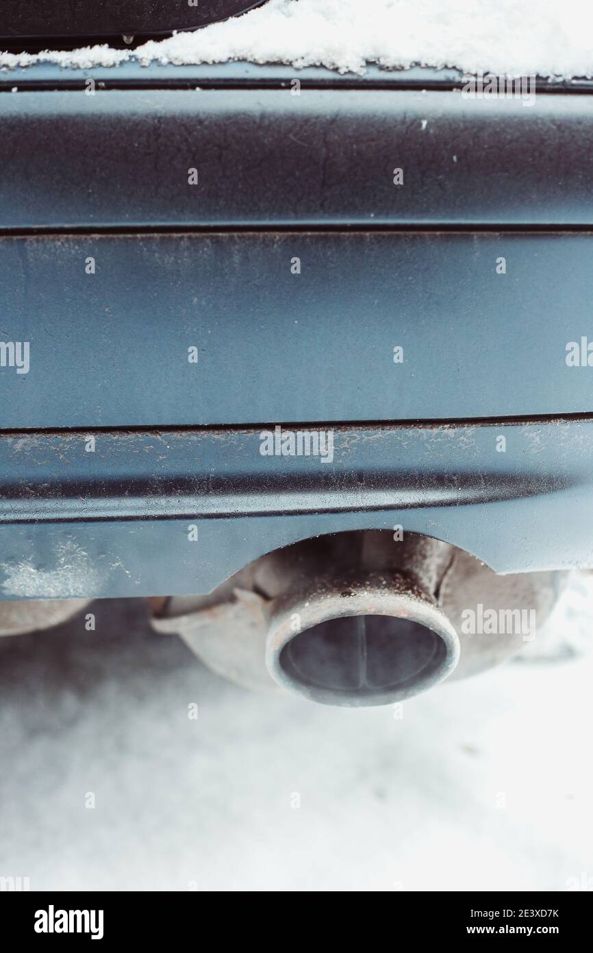 Cold start of the engine in severe frost carbon dioxide smoke from