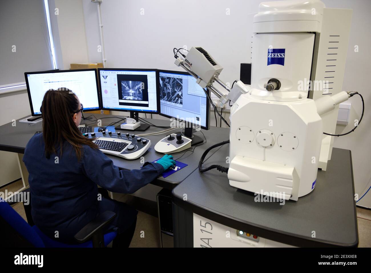 Zeiss EVO 15 Scanning Electron Microscope scanning station in a science  lab. It is flexible variable pressure scanning electron microscope or SEM  with Stock Photo - Alamy
