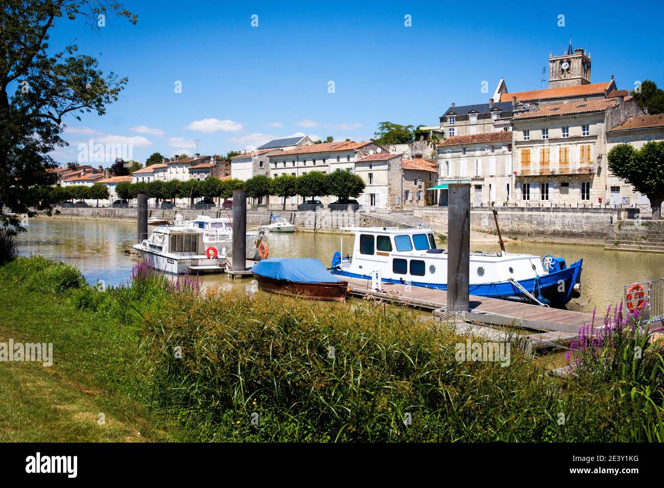 Saint-Savinien (western France): overview of the village on the banks of the Charente river, awarded the label Village de pierres et d'eau (Stone and Stock Photo