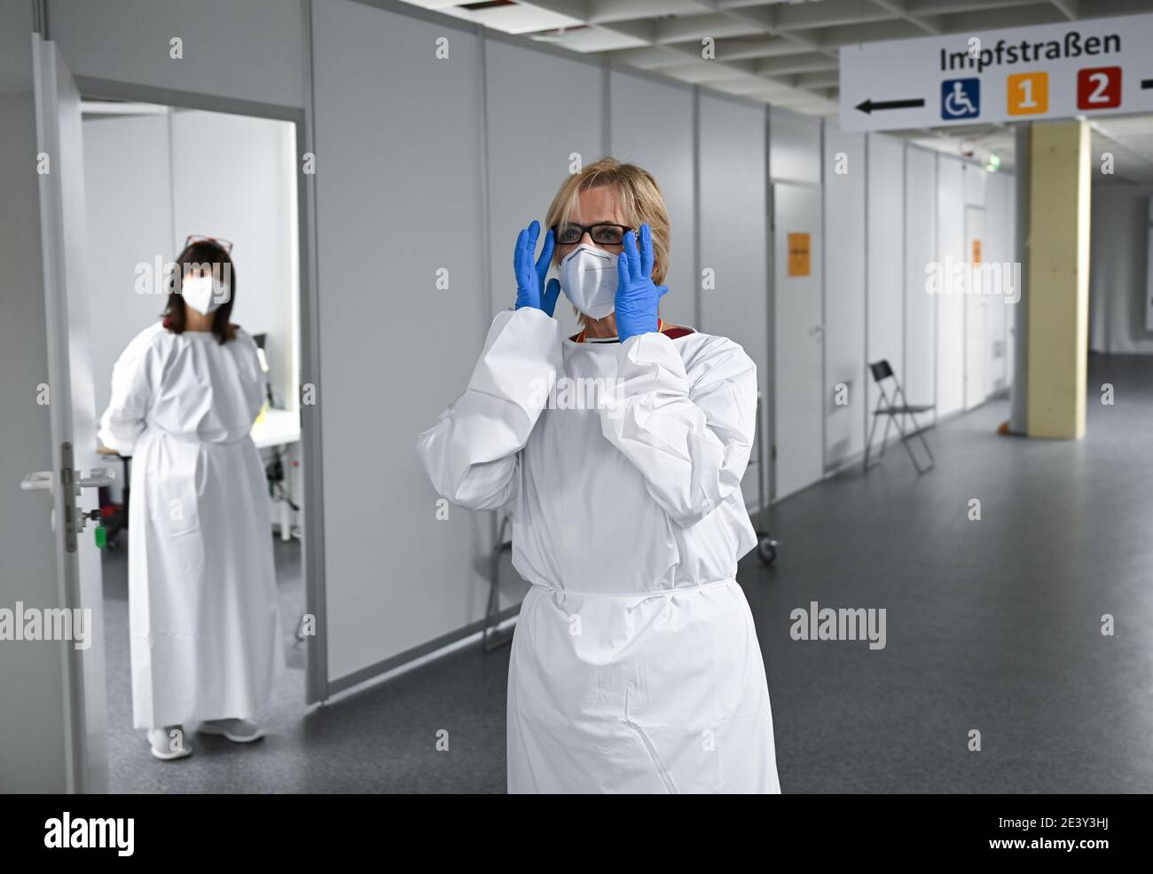 Heuchelheim, Germany. 21st Jan, 2021. Specialist staff wait for vaccination patients in the vaccination centre's vaccination line. The first six regional vaccination centres in Hesse have been open since 19 January. Credit: Arne Dedert/dpa/POOL/dpa/Alamy Live News Stock Photo