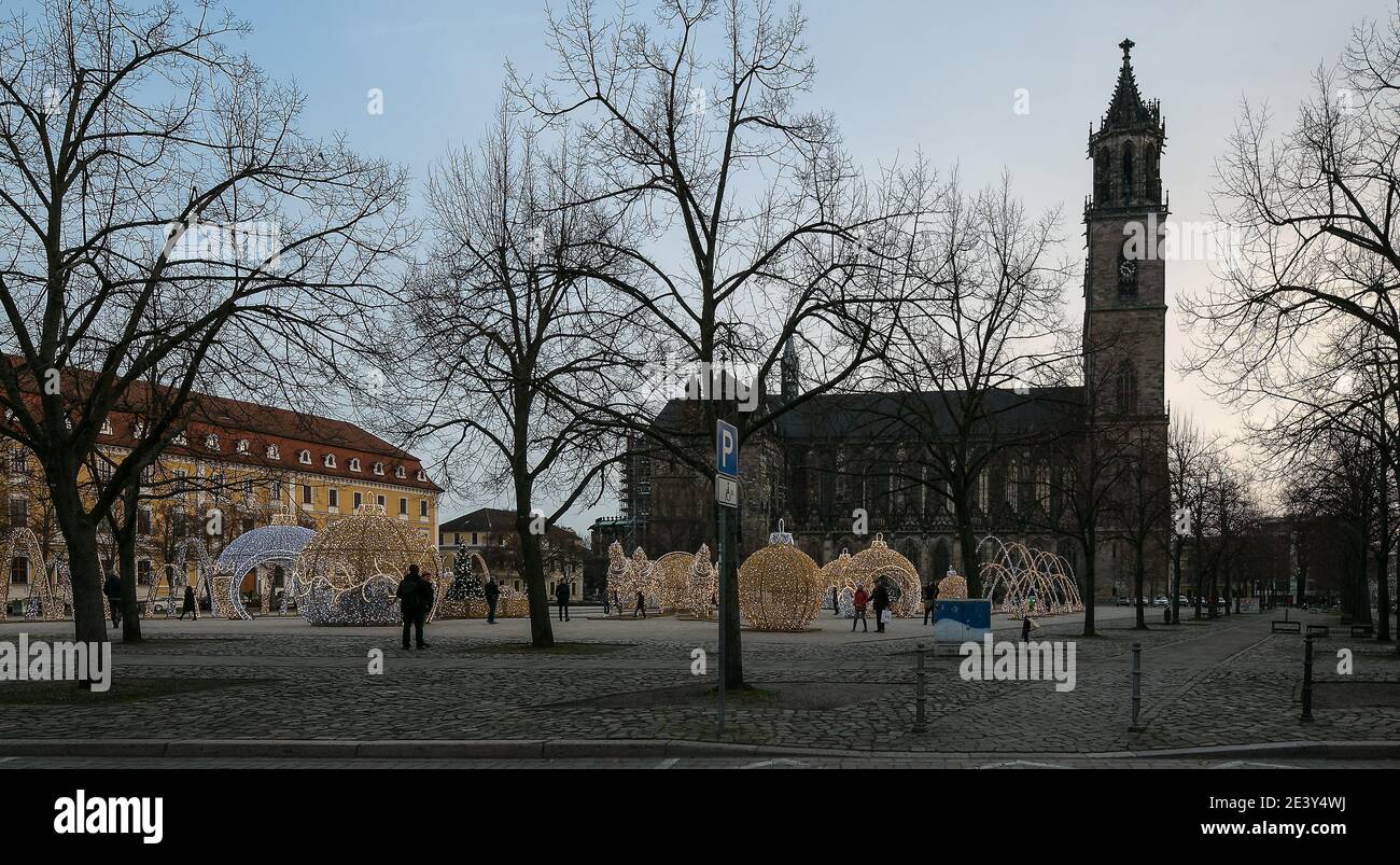 Magdeburg, Dom, Blick von Norden mit Skulpturen der „Magdeburger Lichterwelt“ Stock Photo