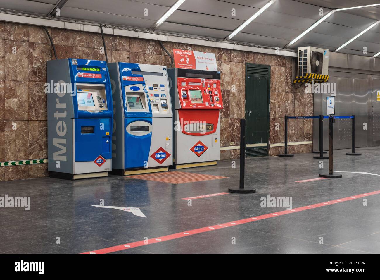 MDRID, SPAIN - Jan 20, 2021: Maquinas modernas para los tickets en el metro de Madrid. Stock Photo