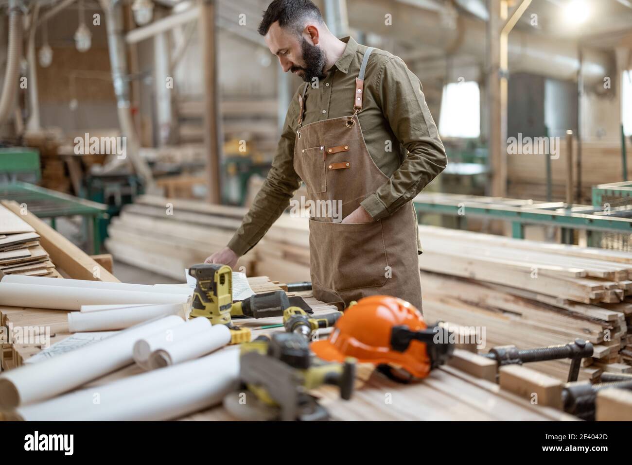 Carpentry worker hi-res stock photography and images - Alamy