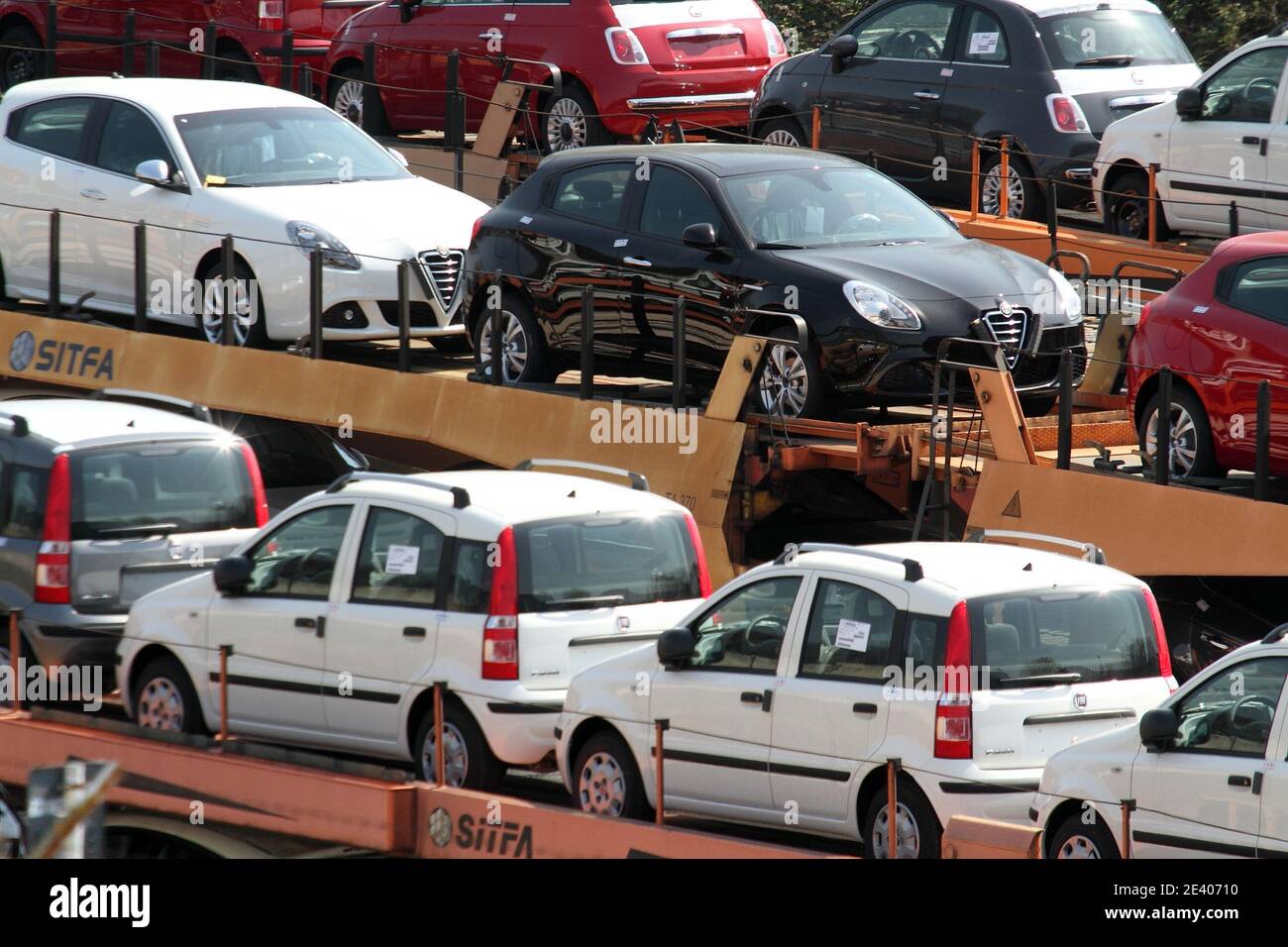 Cassino - Italia - 24 marzo 2013: Le Fiat Panda e le Alfa Romeo prodotte nello stabilimento di Cassino nel parcheggio auto pronte per essere distribuite Stock Photo