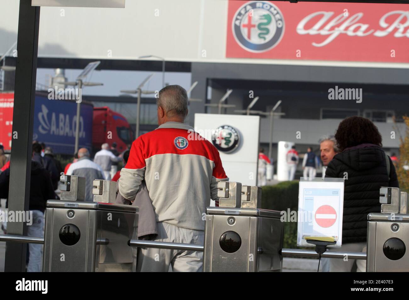 Cassino, Italia - 24 novembre 2016: Gli operai all'ingresso dello stabilimento della Fiat Fca cassinate iniziano il turno di lavoro Stock Photo