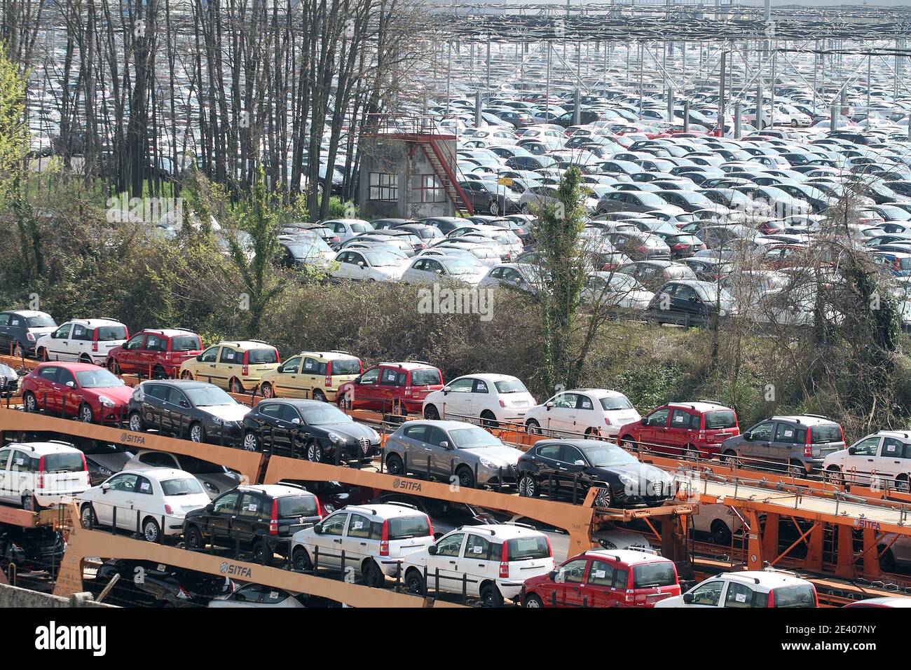 Cassino - Italia - 24 marzo 2013: Le Fiat Panda e le Alfa Romeo prodotte nello stabilimento di Cassino nel parcheggio auto pronte per essere distribuite Stock Photo