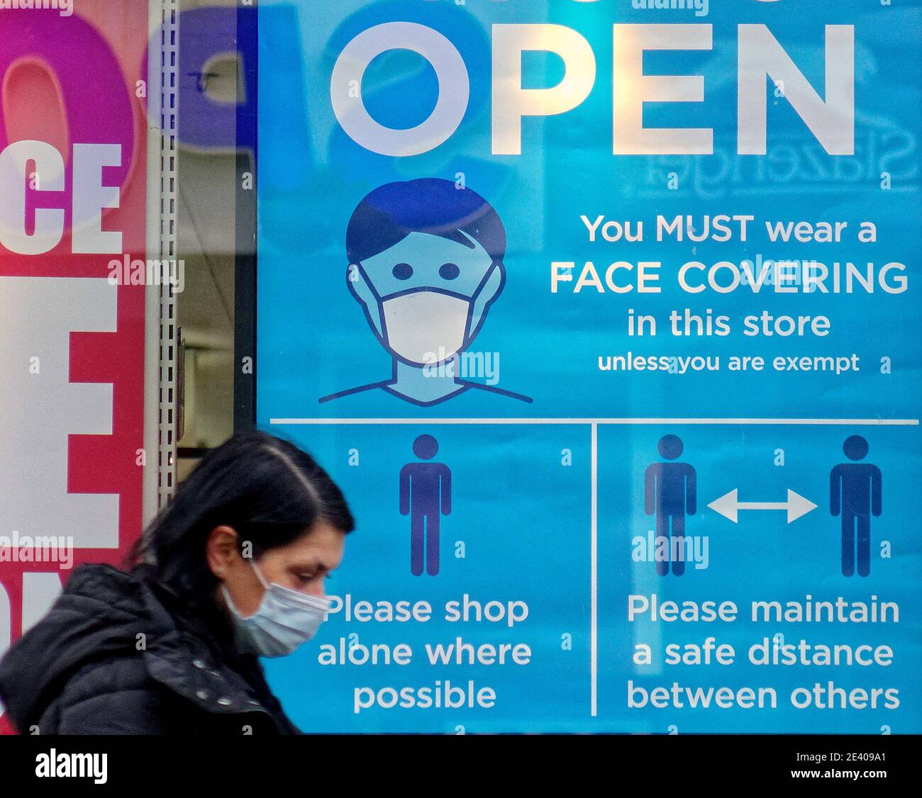 Glasgow, Scotland, UK. 21st January, 2021.Lockdown Thursday was wet and finally saw police walking the city centre with the new rules, mask signs everywher W h Smith has signs at eye level outlining the protocols for inside the store.  Credit Gerard Ferry/Alamy Live News Stock Photo