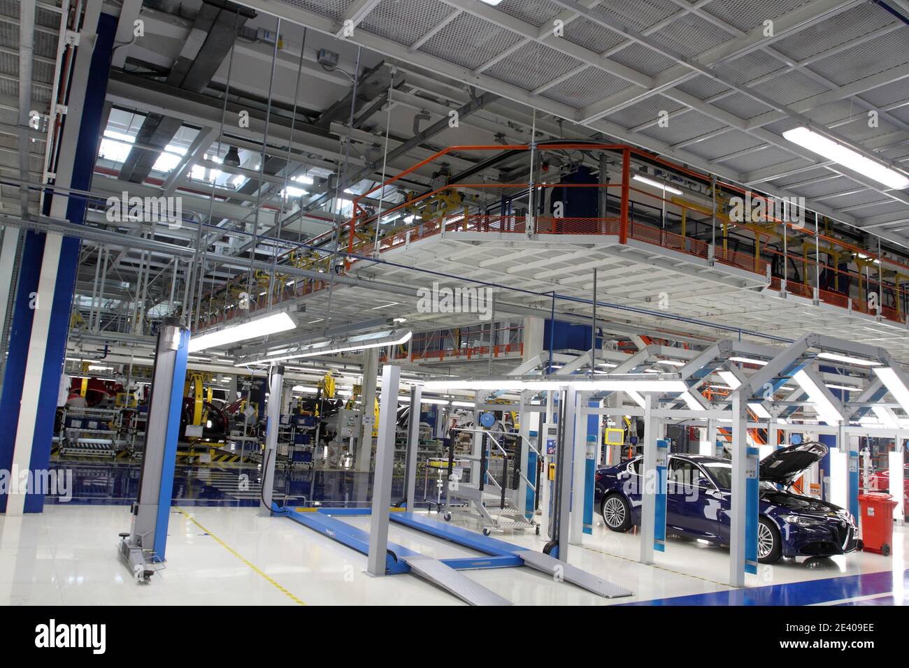 Cassino, Italia - 24 novembre 2016: La linea di montaggio e assemblaggio delle auto nello stabilimento della Fiat Fca cassinate Stock Photo