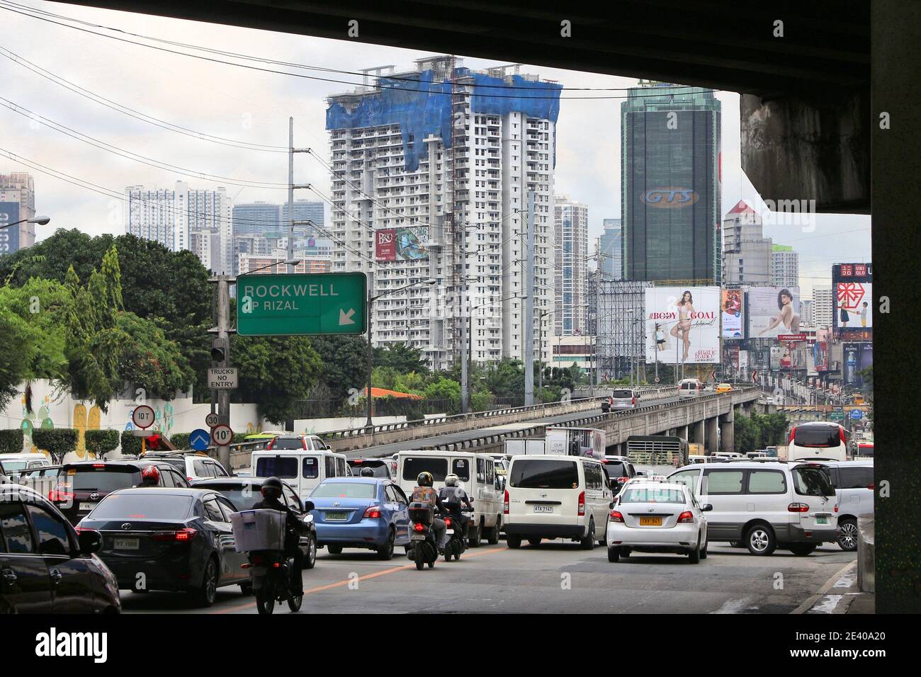 MANILA, PHILIPPINES DECEMBER 8, 2017 Typical traffic congestion in