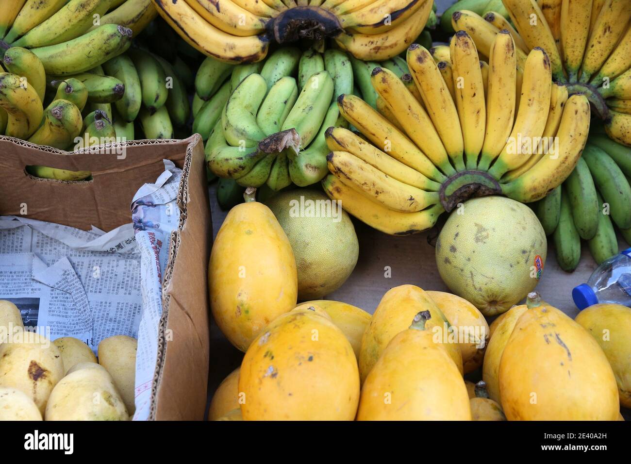 MANILA, PHILIPPINES NOVEMBER 25, 2017 Chinatown fruit market in