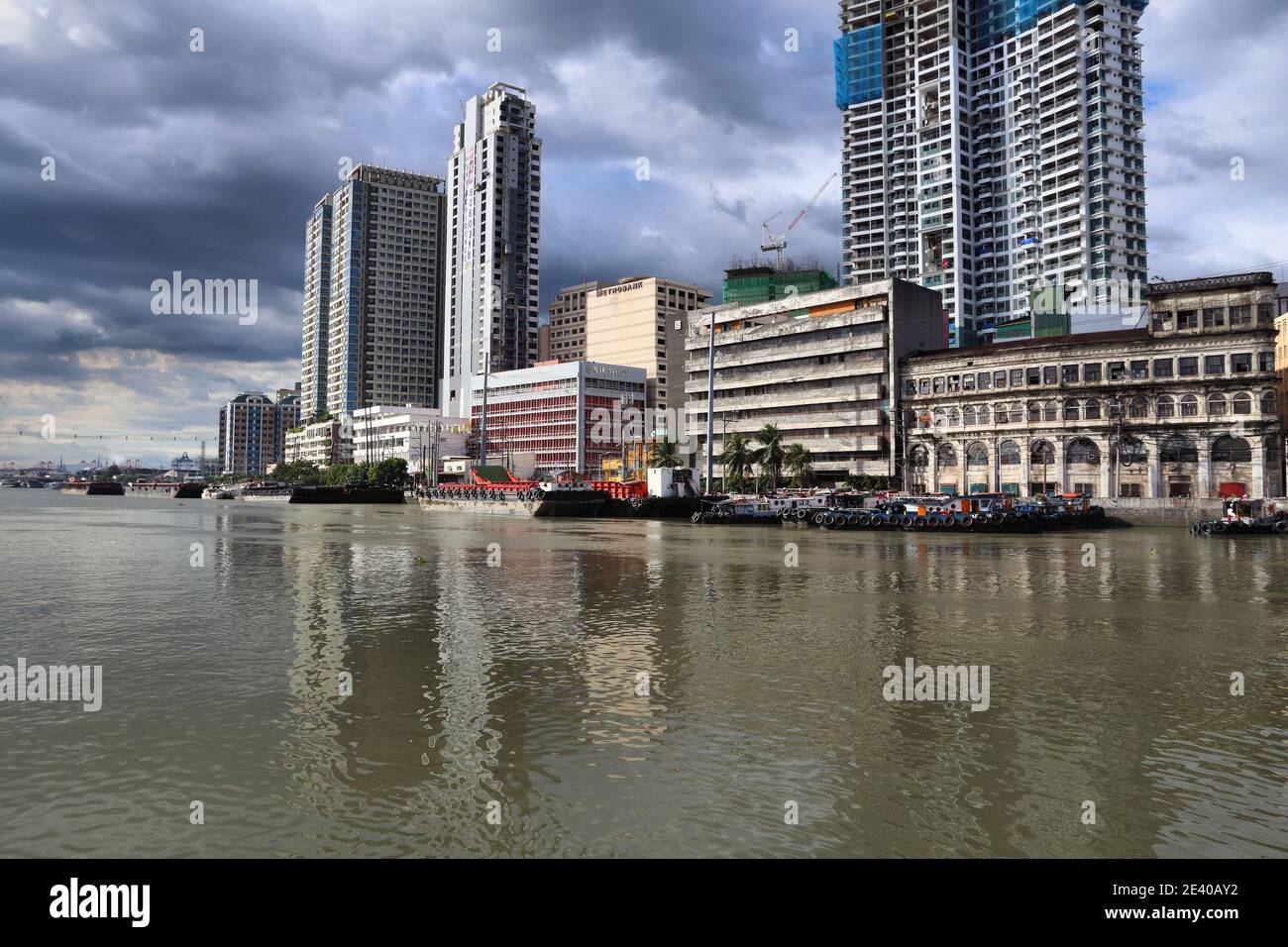 MANILA, PHILIPPINES - NOVEMBER 25, 2017: Manila city skyline with ...