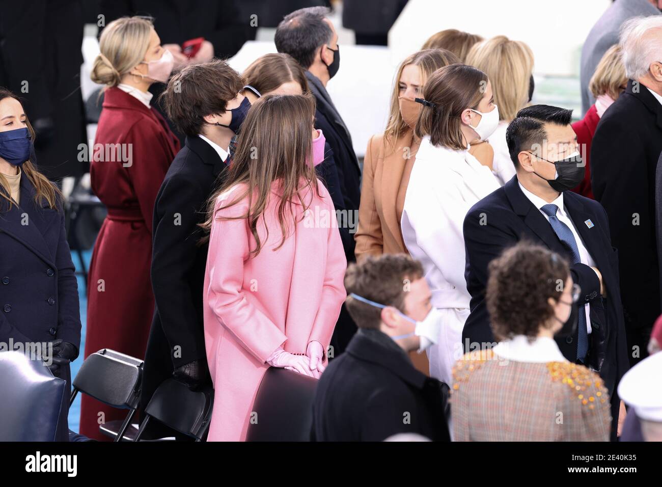 sand værksted Mission Joe Biden's grandchildren (from Left to Right) Robert “Hunter” Biden II,  Natalie Biden (in pink), Maisy Biden, Finnegan Biden (in beige), Naomi Biden  (in white) and in the front Douglas Emhoff's children