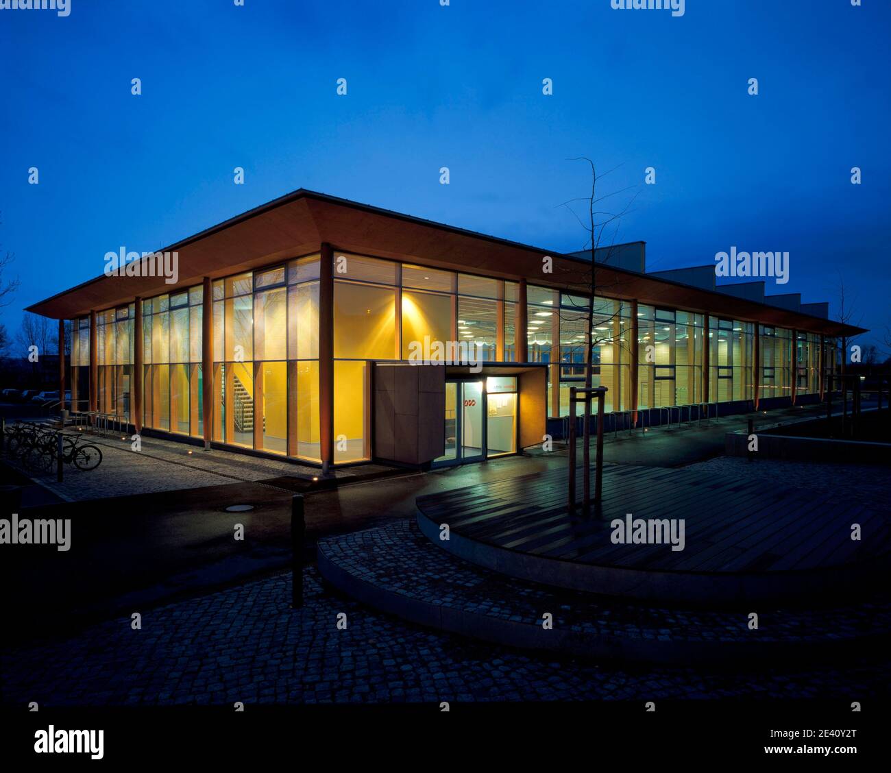 sporthalle, coliseum, sports hall, palestra, gimnasio, pabell—n deportivo Sporthalle Nassauhalle Weinbšhla 2005, architect: Meyer und Bassin Stock Photo