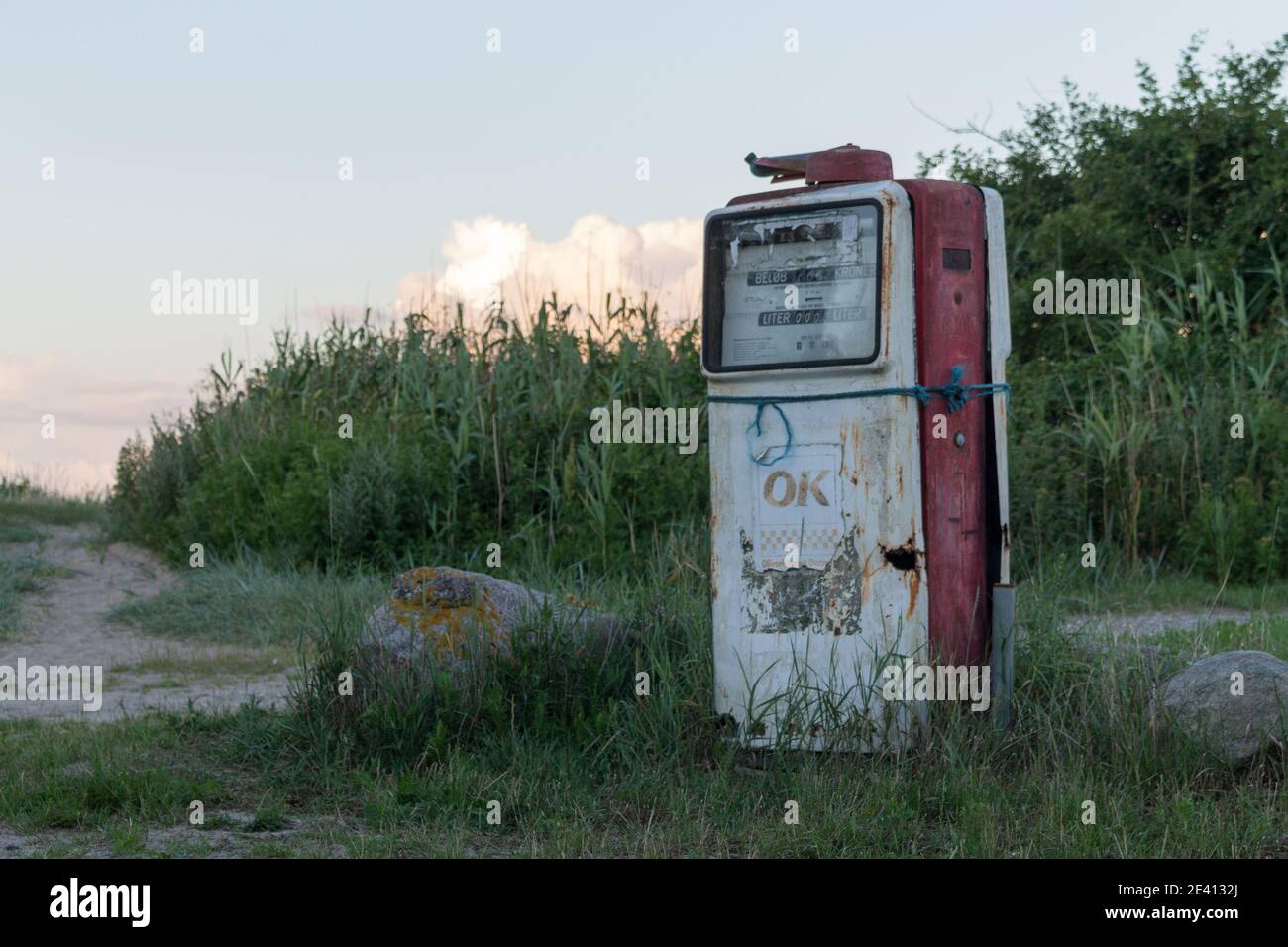 eine verlassene Tankstelle an der Küste Stock Photo