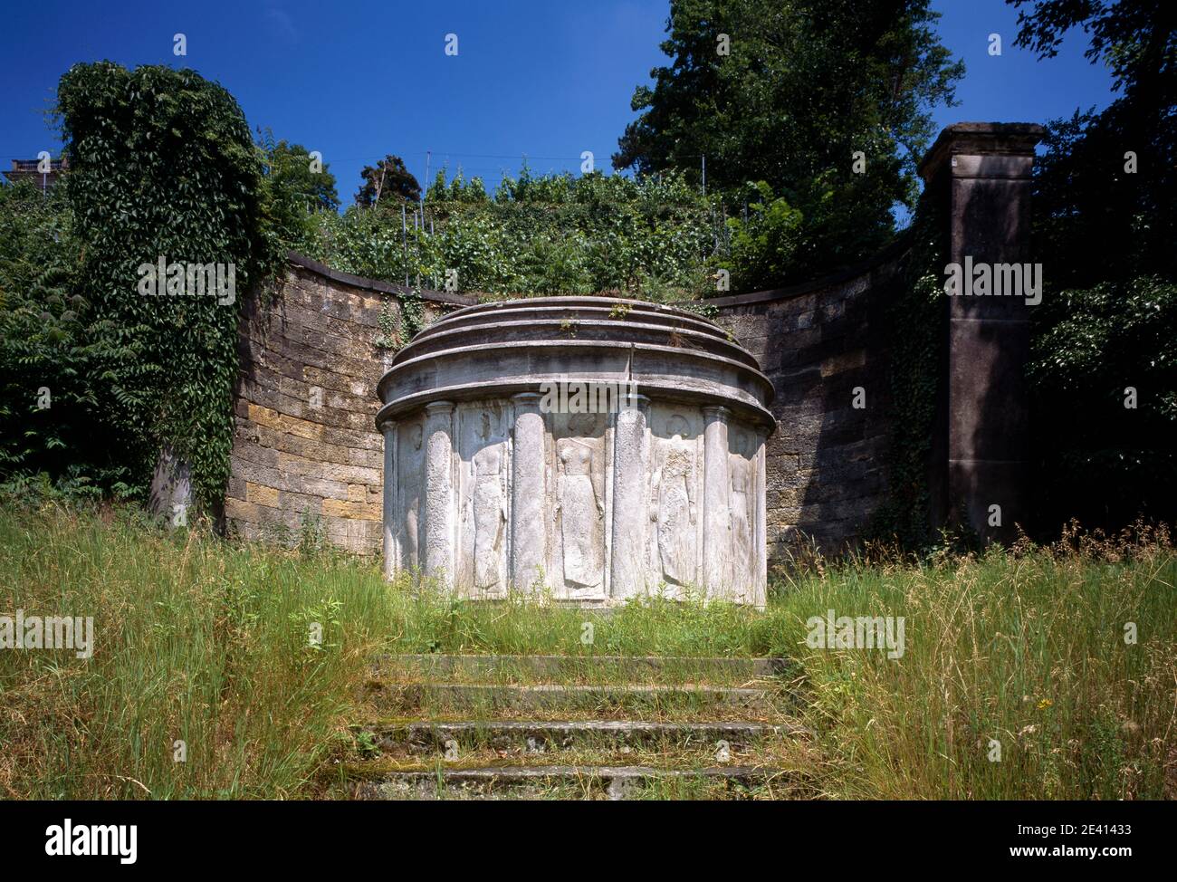 Mausoleum von Hans Poelzig mit Reliefs von Georg Kolbe am Elbufer Stock Photo