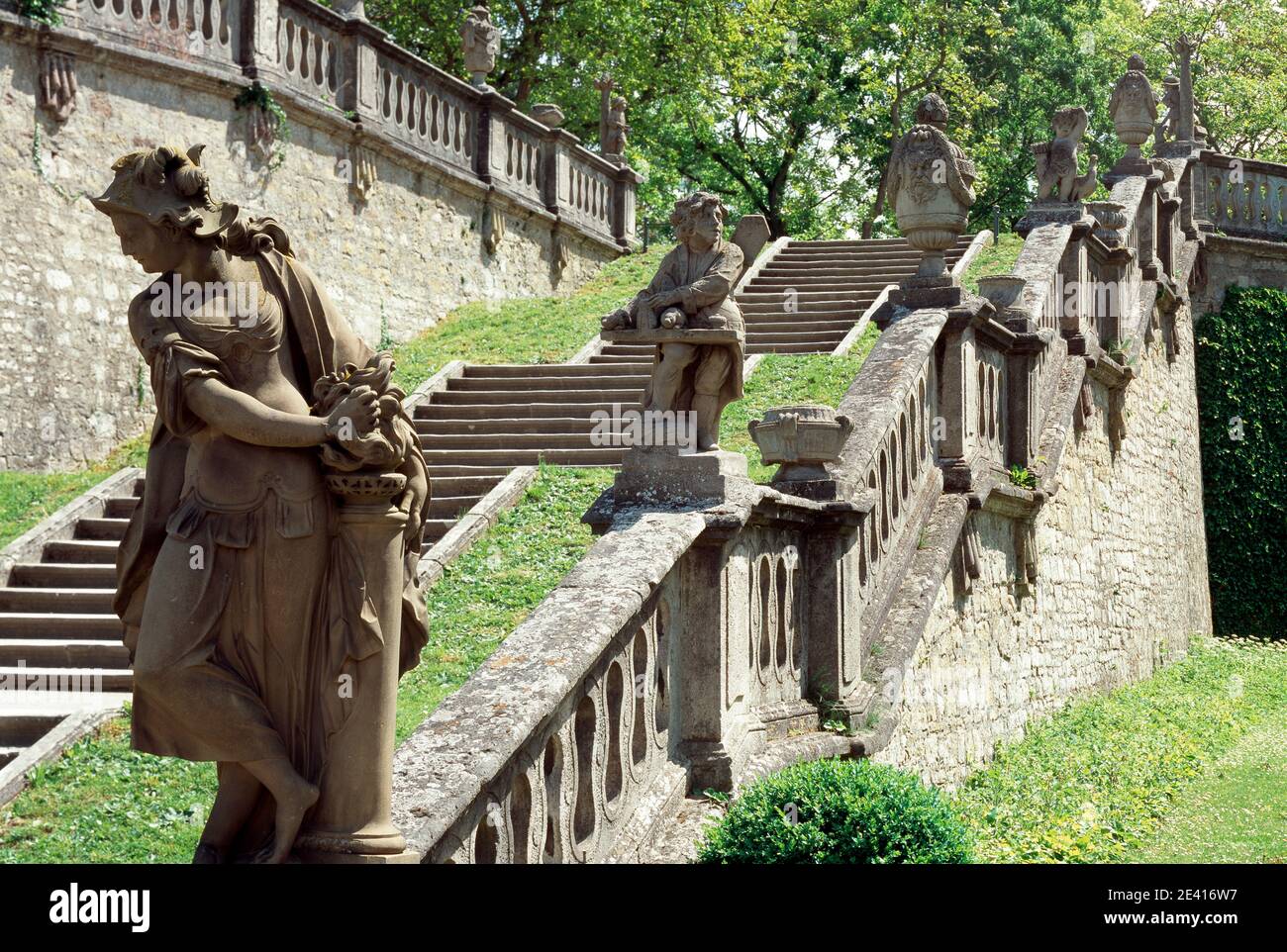 Gartentreppe mit Figuren Stock Photo