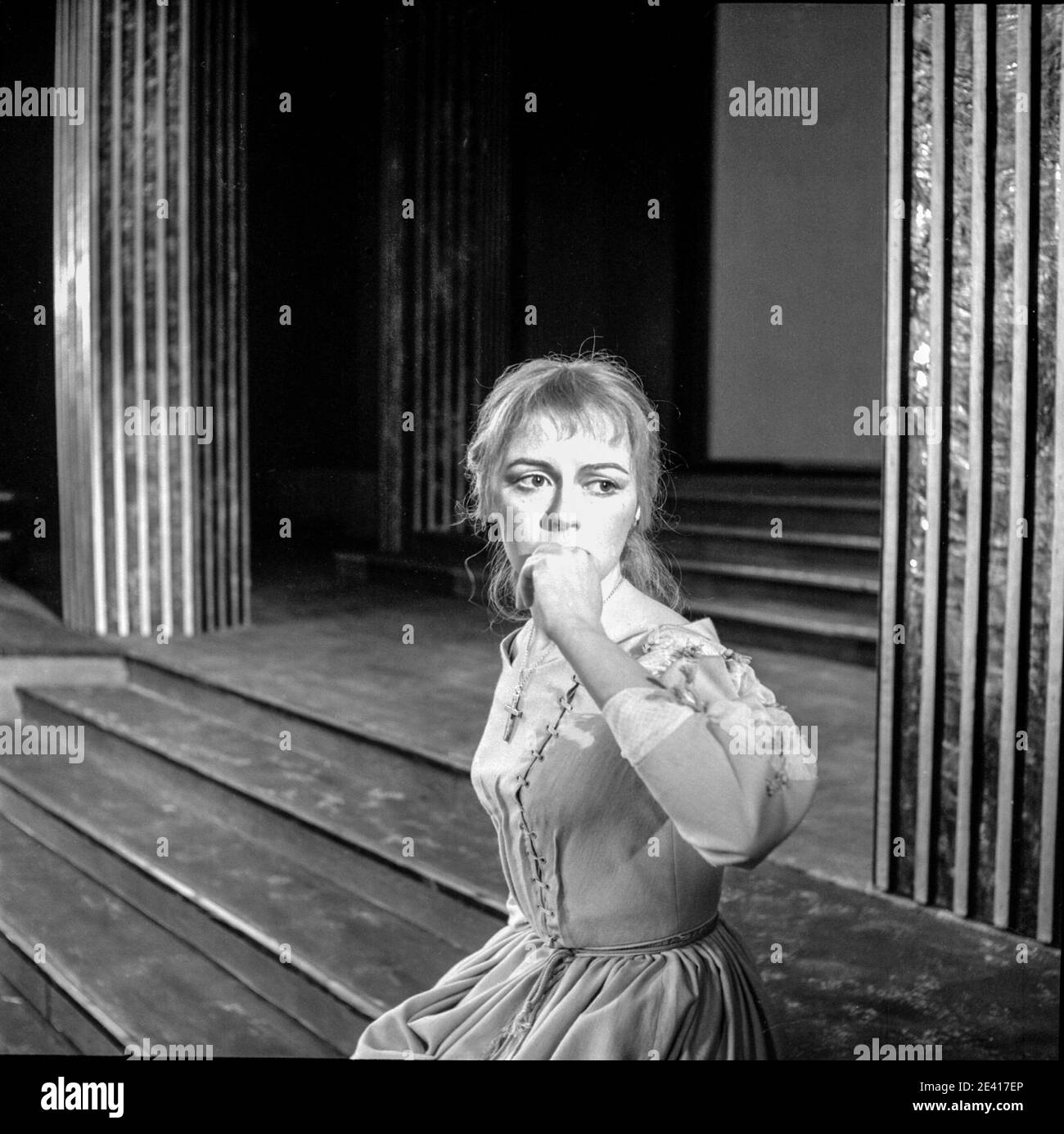 Doroth Tutin on stage playing Ophelia in Hamlet for the Royal Shakespeare Company at Stratford-Upon-Avon in 1958 Stock Photo