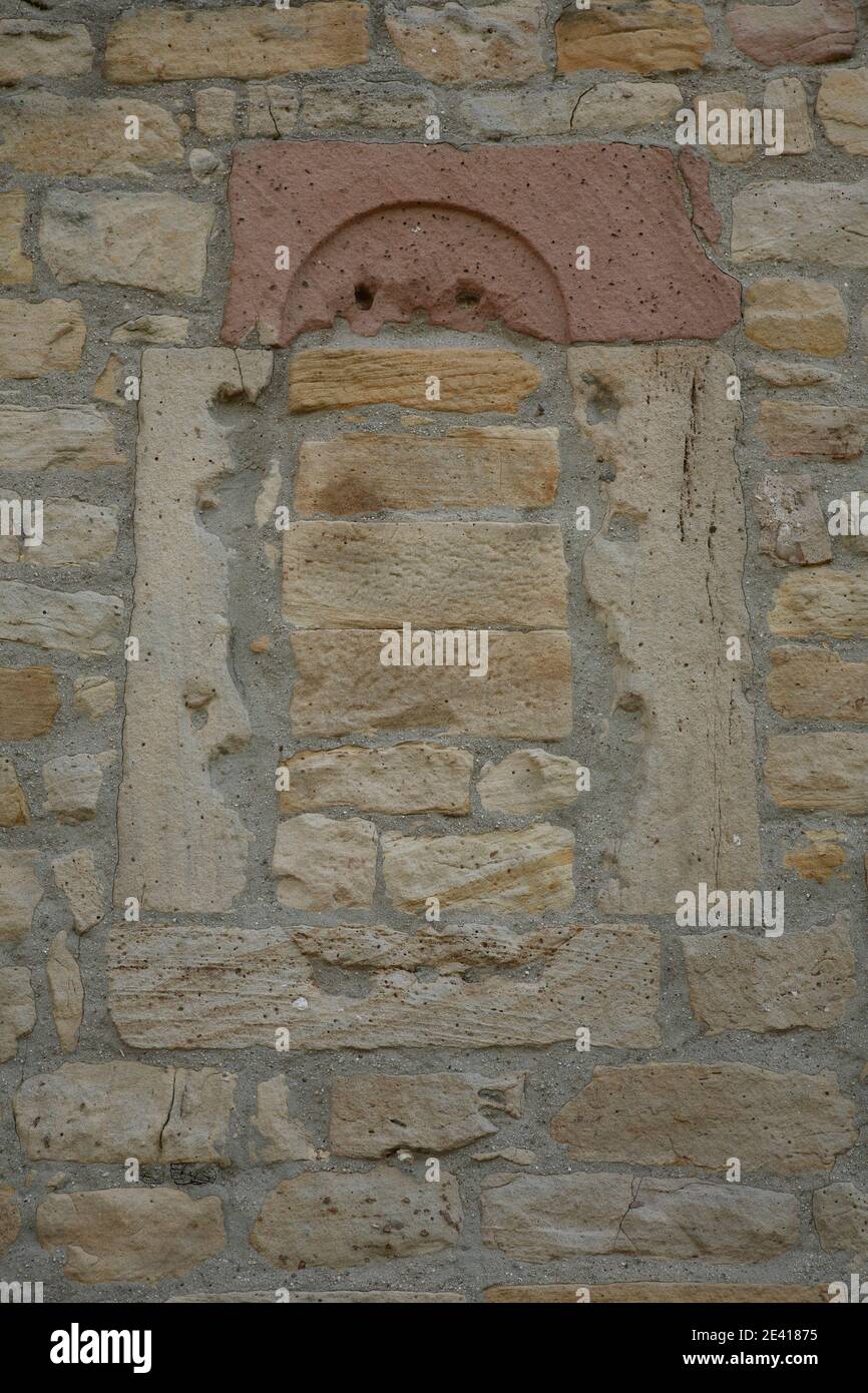 Romanisches Fenster in der Nordwand (vermauert) Stock Photo