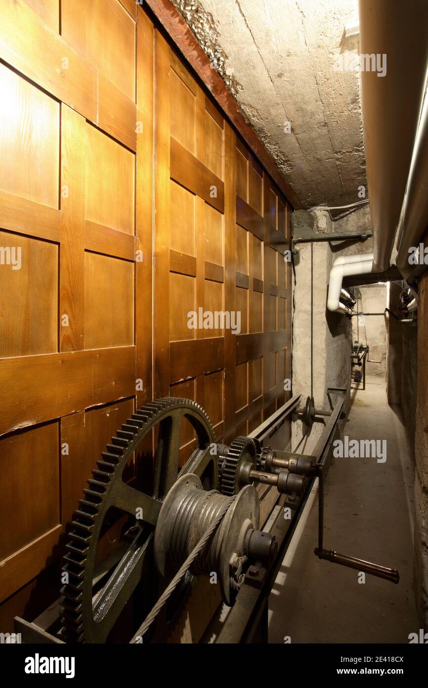 Keller, Mechanismus zum Heben der Wand unter der Empore (Wand heruntergelassen) Stock Photo